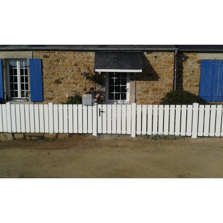 Clôture PVC cadre gainé lisses horizontales posée en pleine terre de couleur blanche