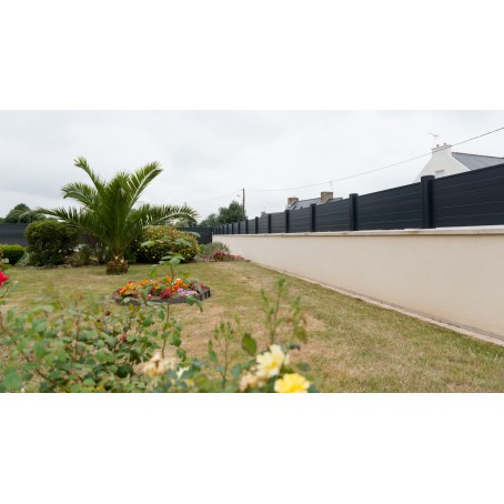 Clôture PVC sans cadre remplissage frises horizontales pose sur muret
