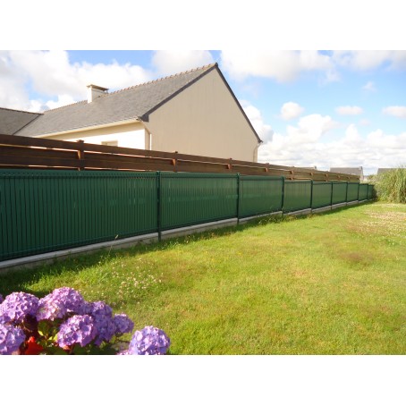 Clôture grillagée avec soubassement béton et occultant vert