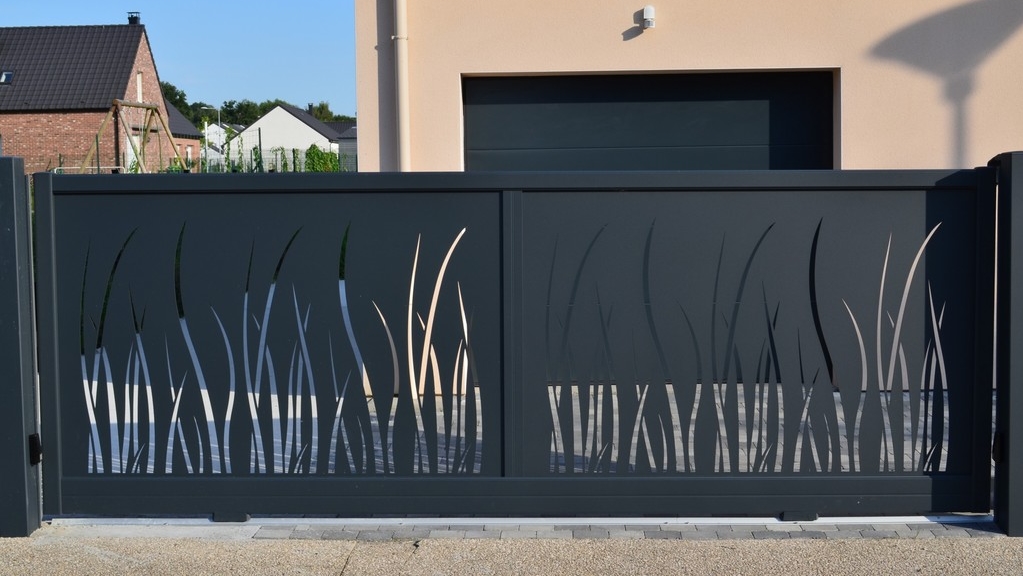 Portail ALU avec remplissage tôle motif herbe