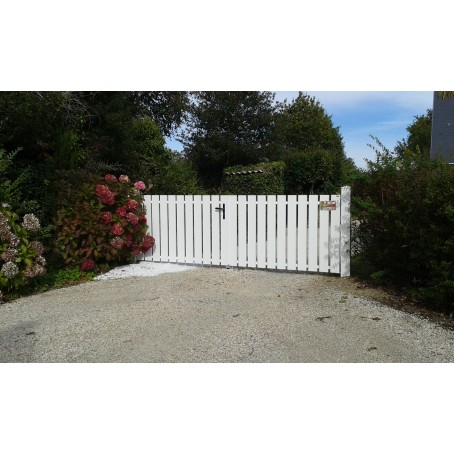 Portail cadre gainé 2 vantaux PVC barreaudage vertical blanc