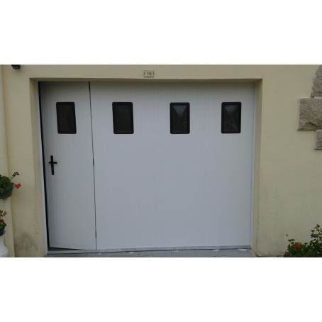 Porte de garage coulissante avec portillon intégré