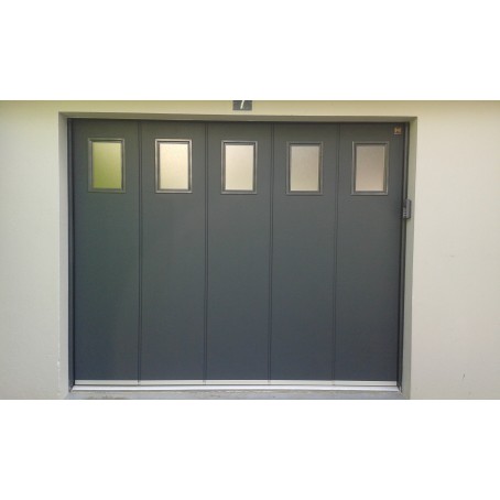 Porte de garage latérale avec hublots de forme rectangulaires et rainures L teinte grise