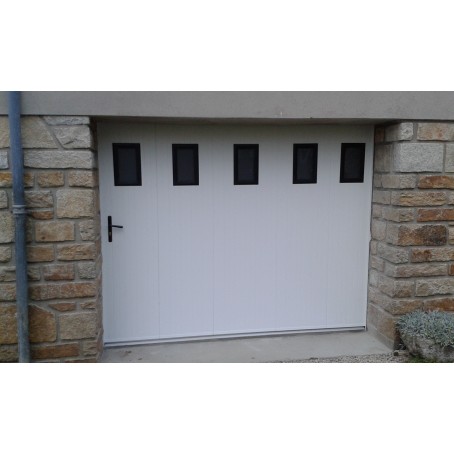 Porte de garage PVC coulissante avec hublots teinte blanche