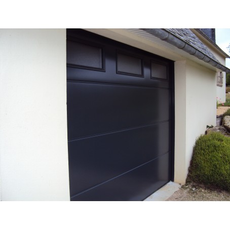 Porte de garage sectionnelle avec hublots et rainures sans portillon teinte gris anthracite
