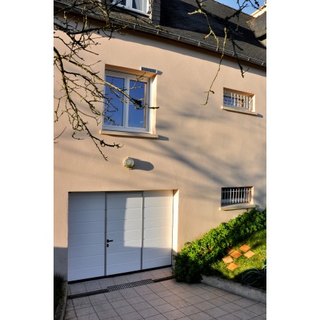 Porte de garage sectionnelle plafond avec portillon incorporé ouverture extérieure teinte blanche