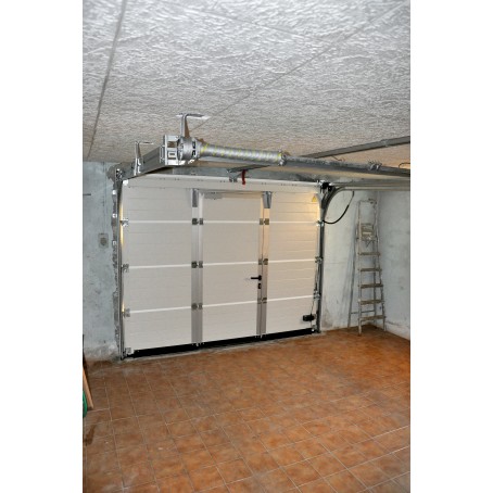Vue intérieure d'une porte de garage sectionnelle plafond