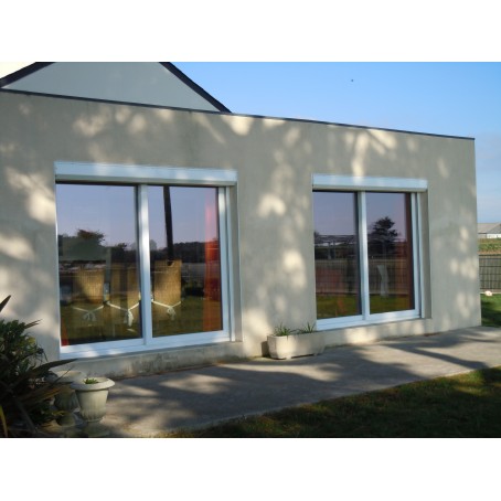 2 baies vitrées coulissantes en PVC avec volet roulant de couleur blanche