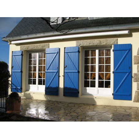 Ensemble de volets battants bleu à barres et écharpes 2 vantaux sur portes-fenetres