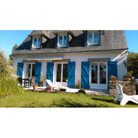 Ensemble de volets battants bleu sur portes-fenêtres à barres et écharpes z