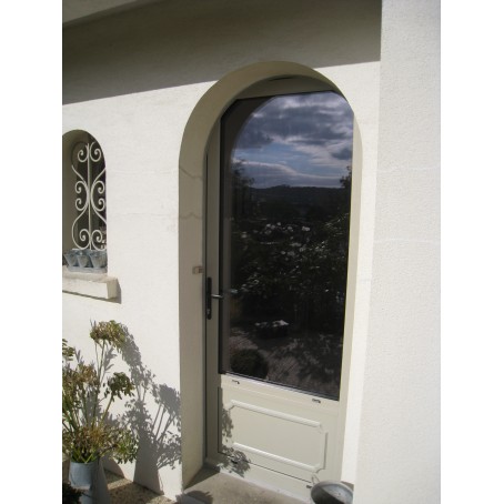Porte d'entrée en ALU avec soubassement et moulure de couleur gris silex