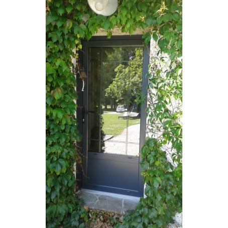 Porte d'entrée en ALU avec soubassement plein vitrage et petit bois incorporés de couleur gris anthracite