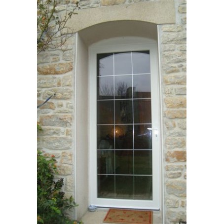 Porte d'entrée en PVC avec petits bois incorporés de couleur blanche