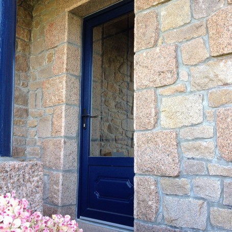 Porte d'entrée en PVC avec soubassement et vitrage de couleur bleu acier