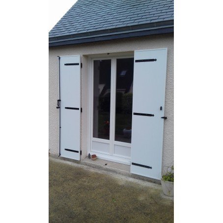 Porte-fenêtre PVC avec volets battants à lames verticales pentures et contre pentures
