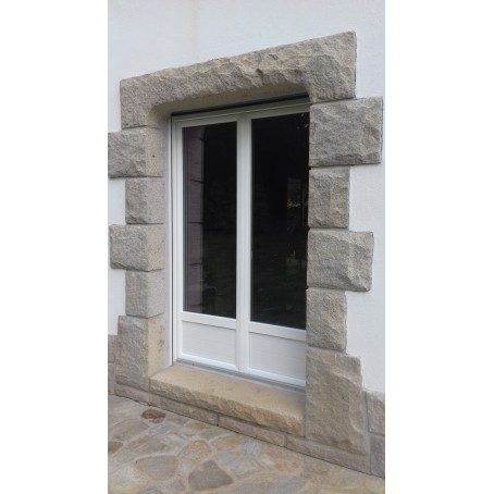 Porte-fenêtre vitrée avec soubassement en PVC ouverture battante de couleur blanche