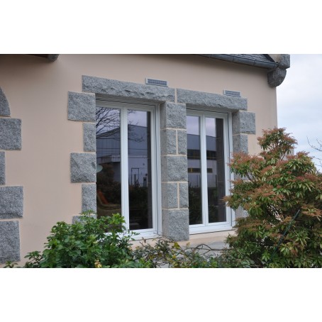 Porte-fenêtre vitrée en PVC de couleur blanche