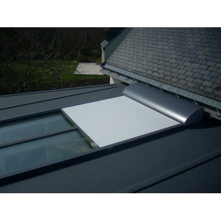 Volet roulant lames aluminium avec puit de lumière pour véranda