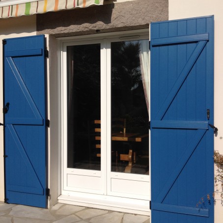 Volets battants barres et écharpes z sur porte-fenêtre avec soubassement