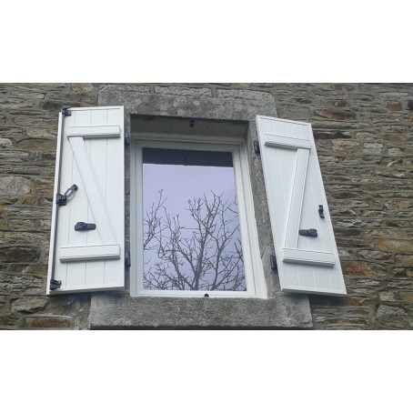 Volets battants blanc en PVC avec barres et écharpes en z