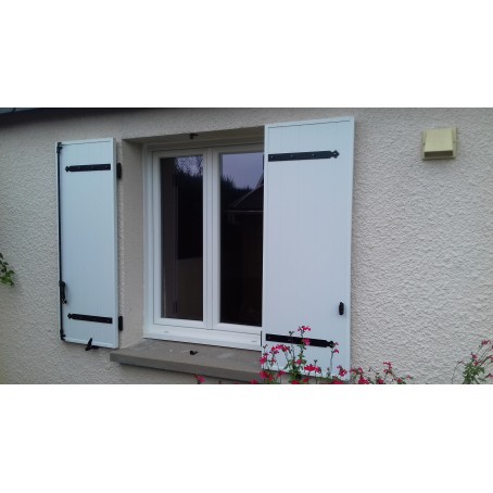 Volets battants blanc en PVC lames verticales et 2 vantaux